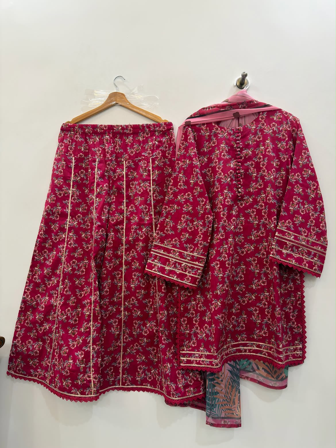 Deep Magenta 3 Pcs Lawn Suit with Lace & Gotta Work and Printed Chiffon Dupatta